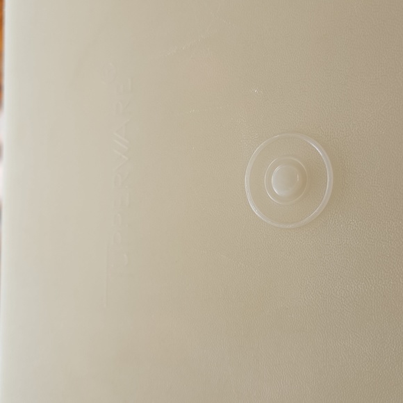 Vintage Tupperware Harvest Gold Cake Taker - Picture 2 of 7